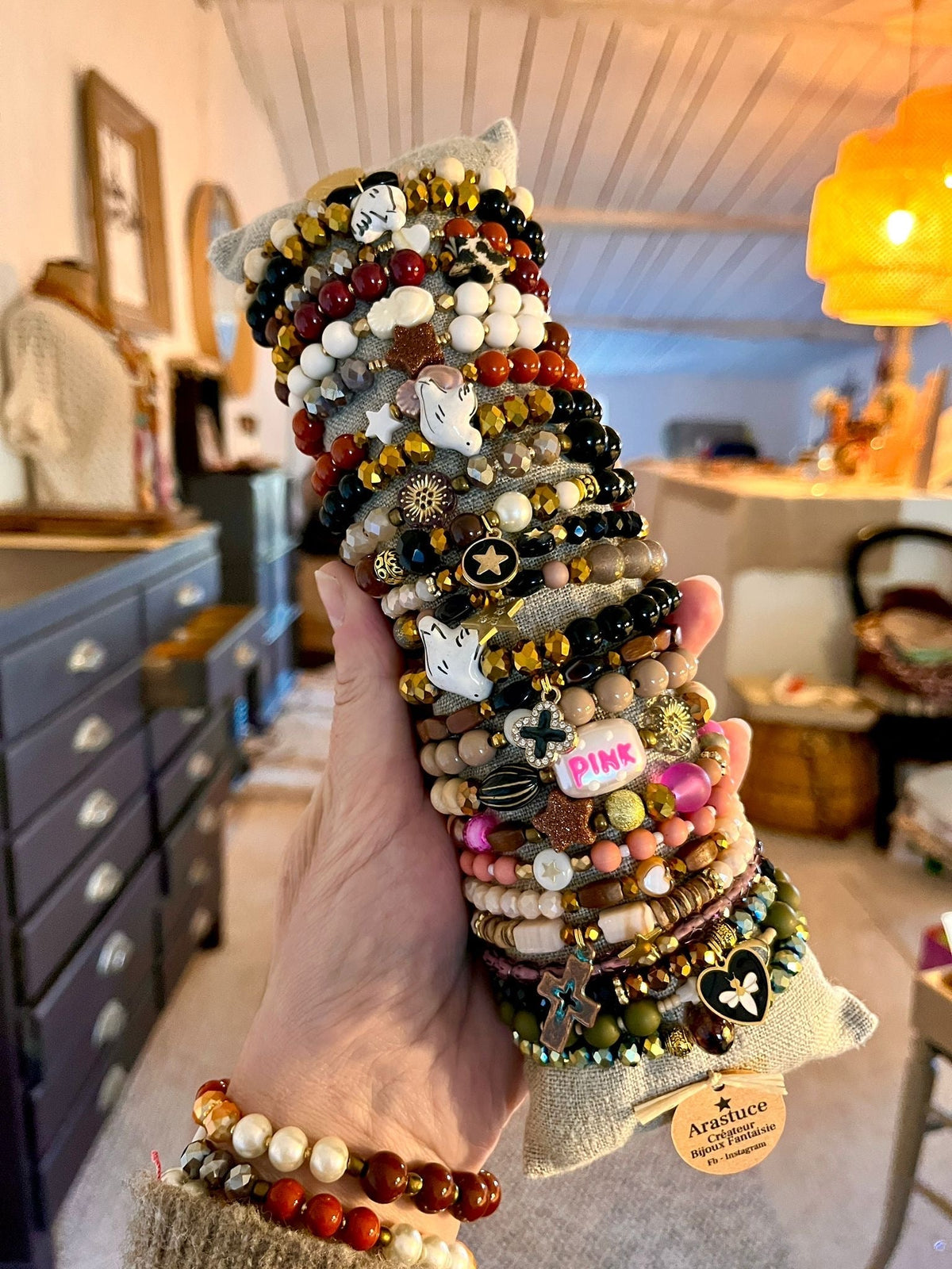 Accumuler tes bijoux bohèmes : guide élégant pour superposer colliers et bracelets Arastuce