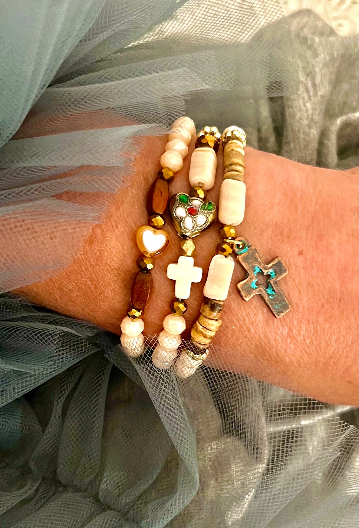 Joy – Bracelet cœur cloisonné & perles anciennes Arastuce