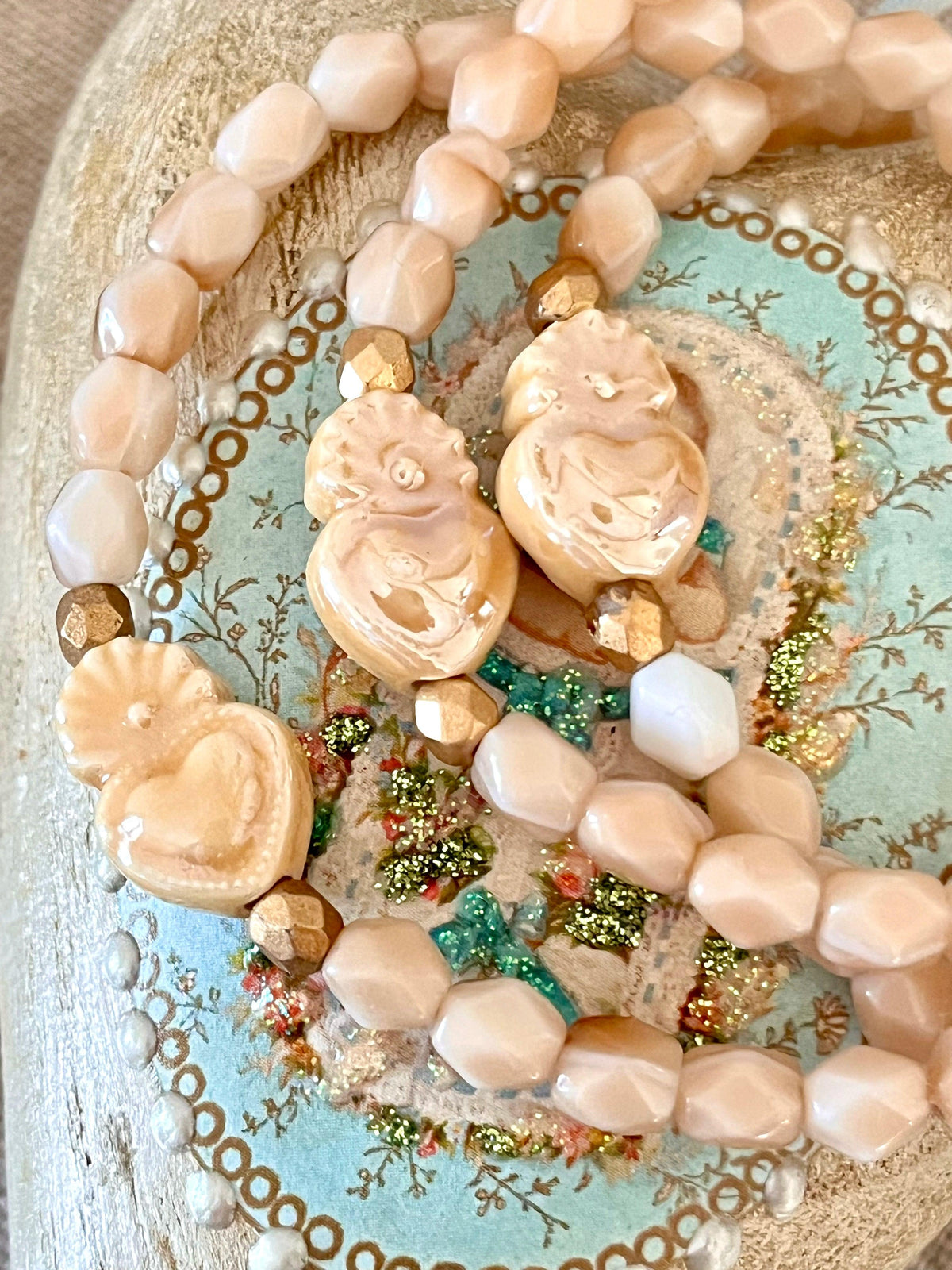 Cœur Sacré – Bracelet perles anciennes beige & faïence Arastuce