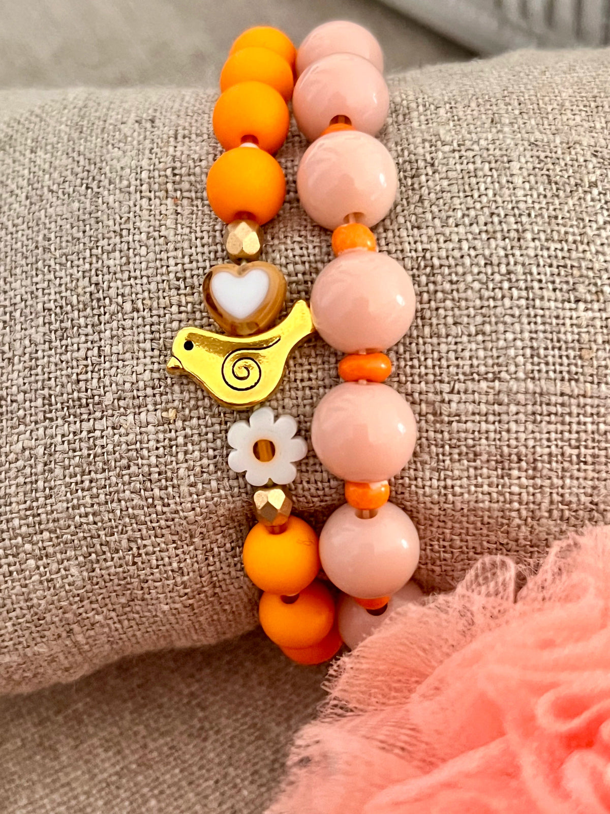 Roméo - Bracelet orange vif et perles symboliques Arastuce