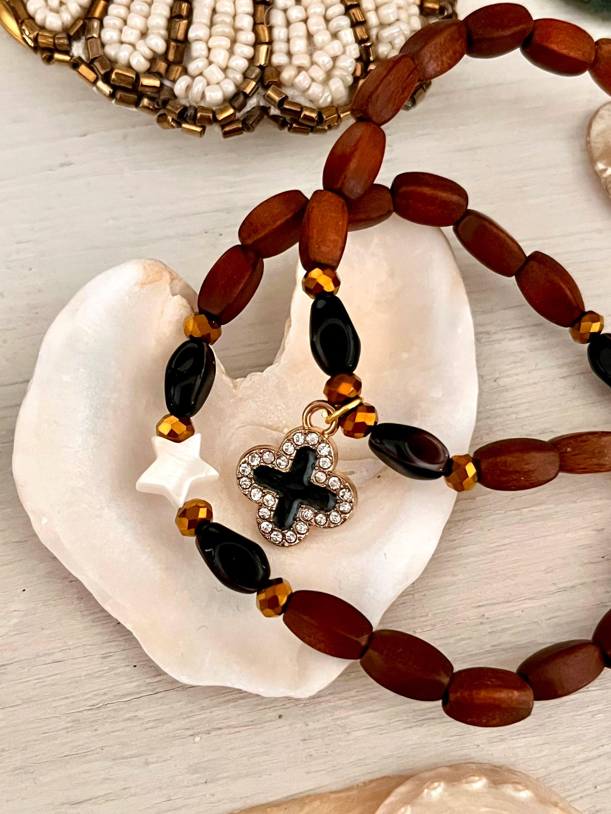 Christy Noir – Bracelet perles anciennes & croix strassée Arastuce