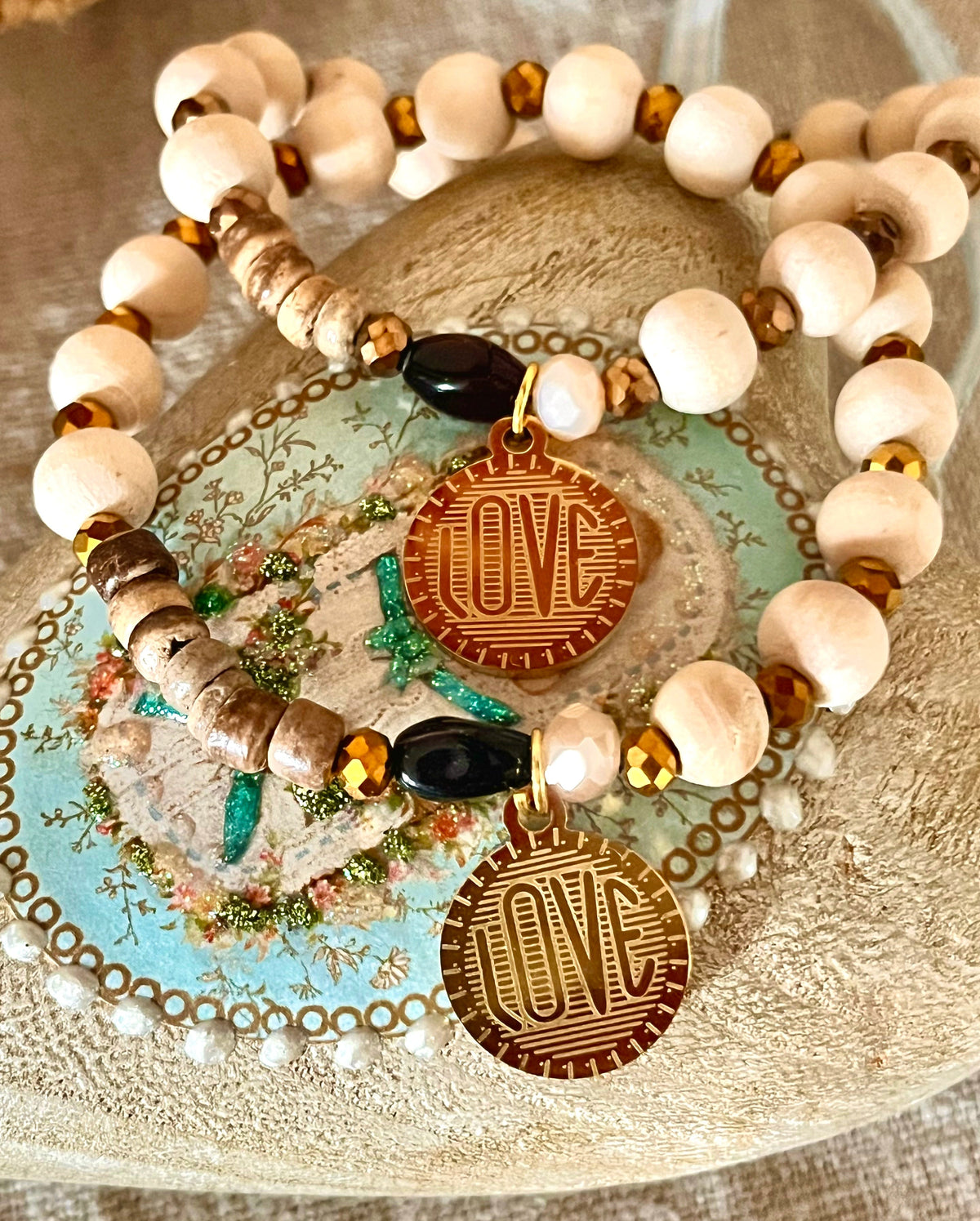 LOVE – Bracelet bois naturel & médaille gravée Arastuce