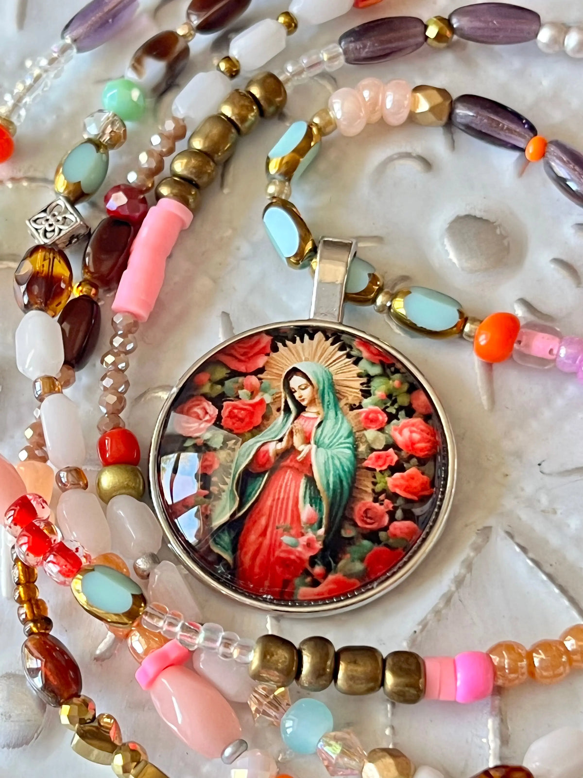 MÉDALI – Sautoir Madone & perles colorées Ma boutique