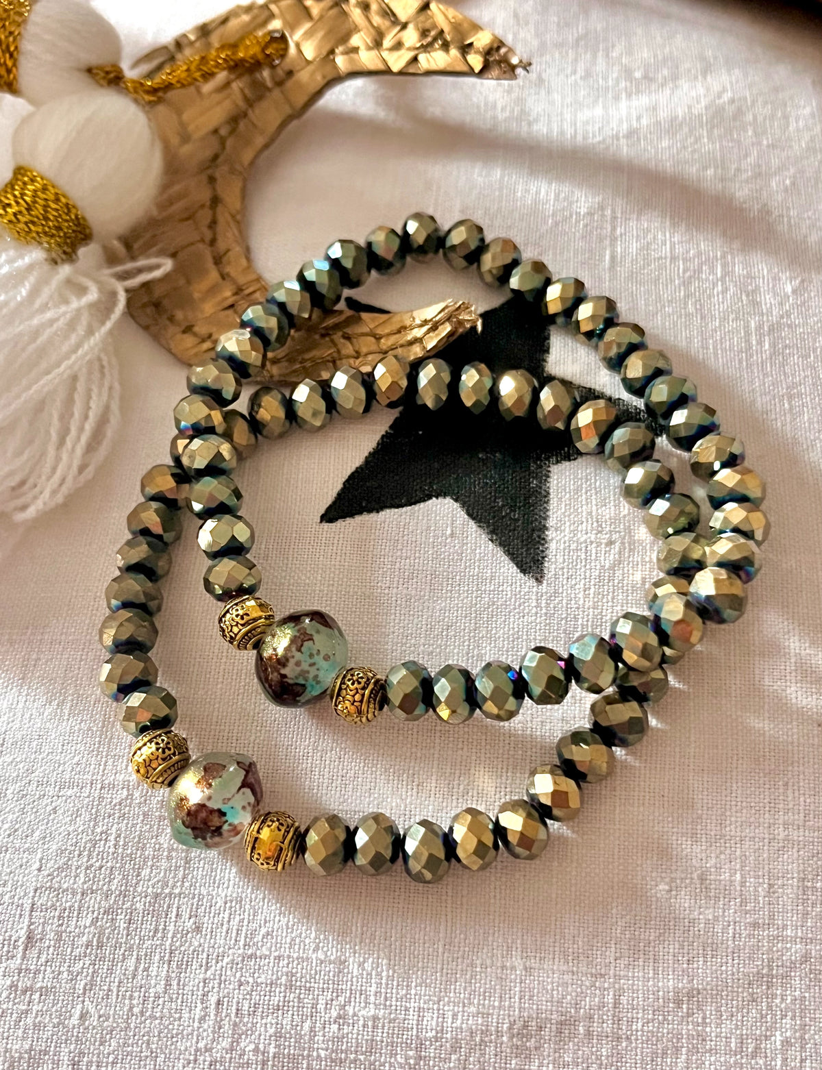 Neeris – Bracelet perles facettes irisées vert grisé Arastuce