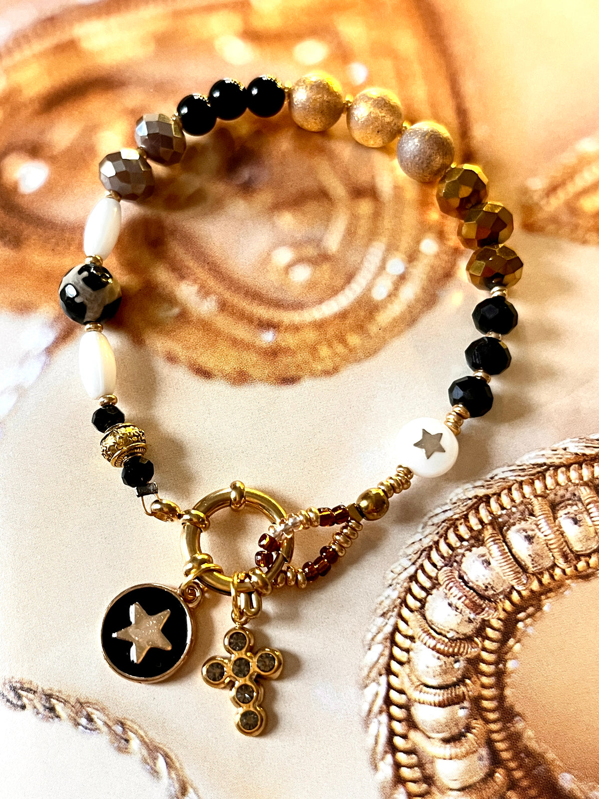 Smile N. – Bracelet perles fermoir et charm's Noirs Arastuce