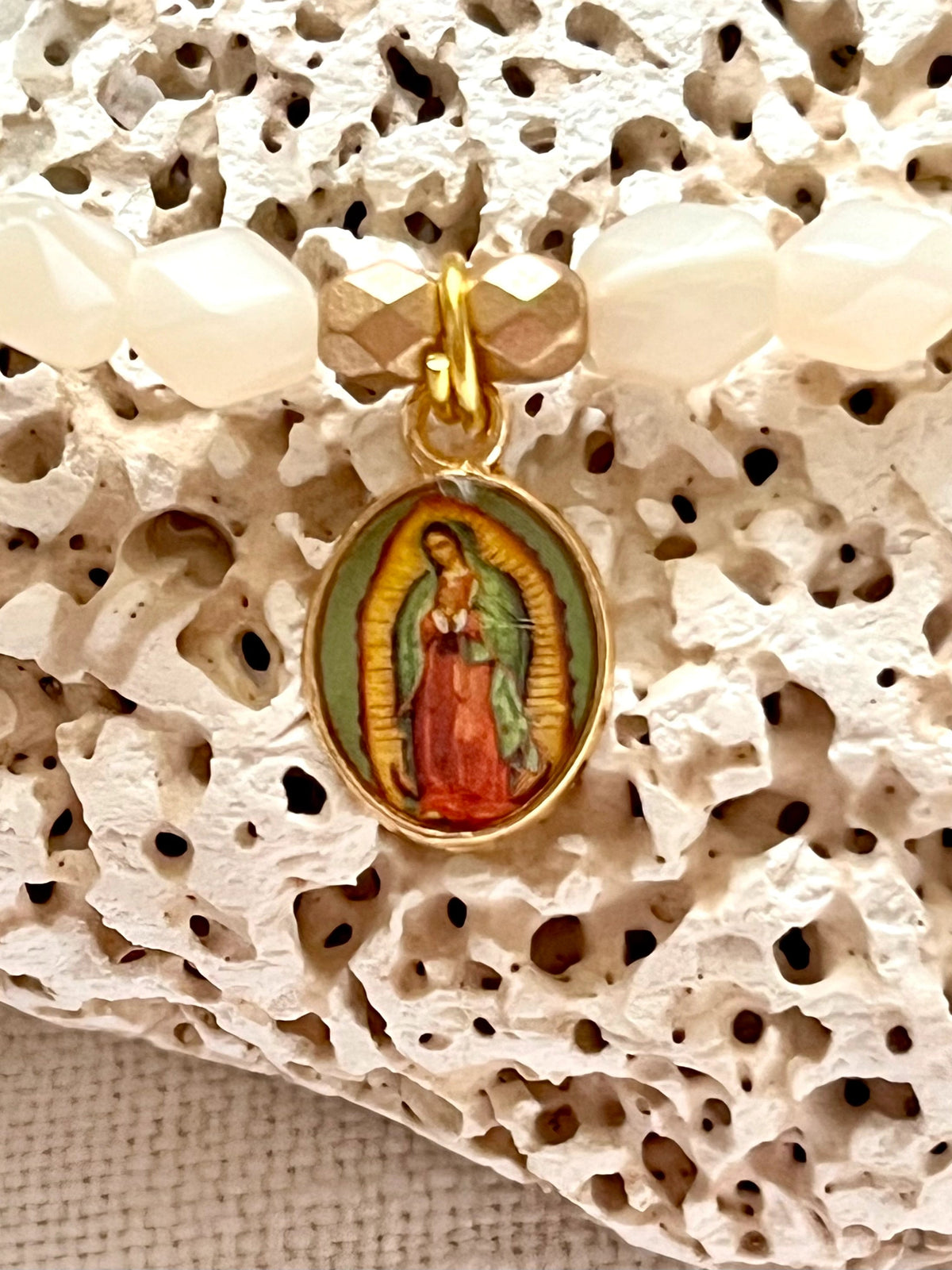 Médali - Bracelet en perles de nacre et médaille dorée Arastuce