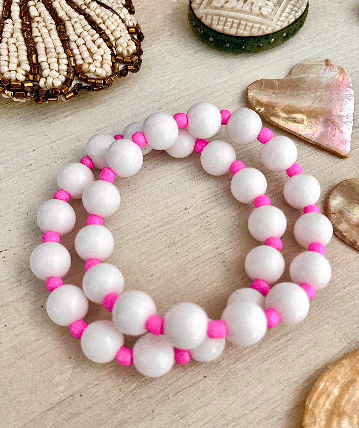ZIGGY Blanc Rose – Bracelet perle blanche & rocaille rose bonbon Arastuce