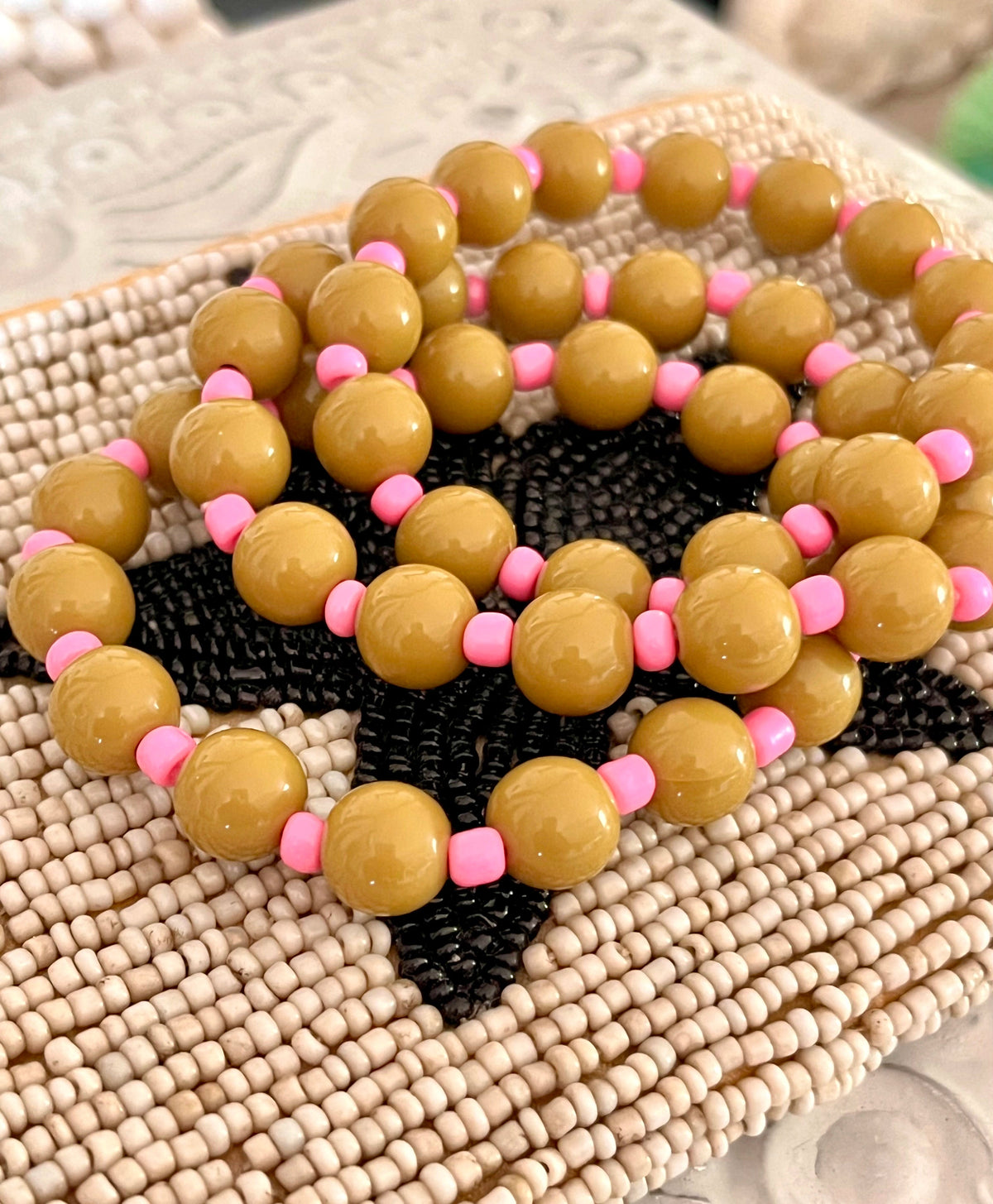 ZIGGY Olive – Bracelet perle olive & détail rose bonbon Arastuce