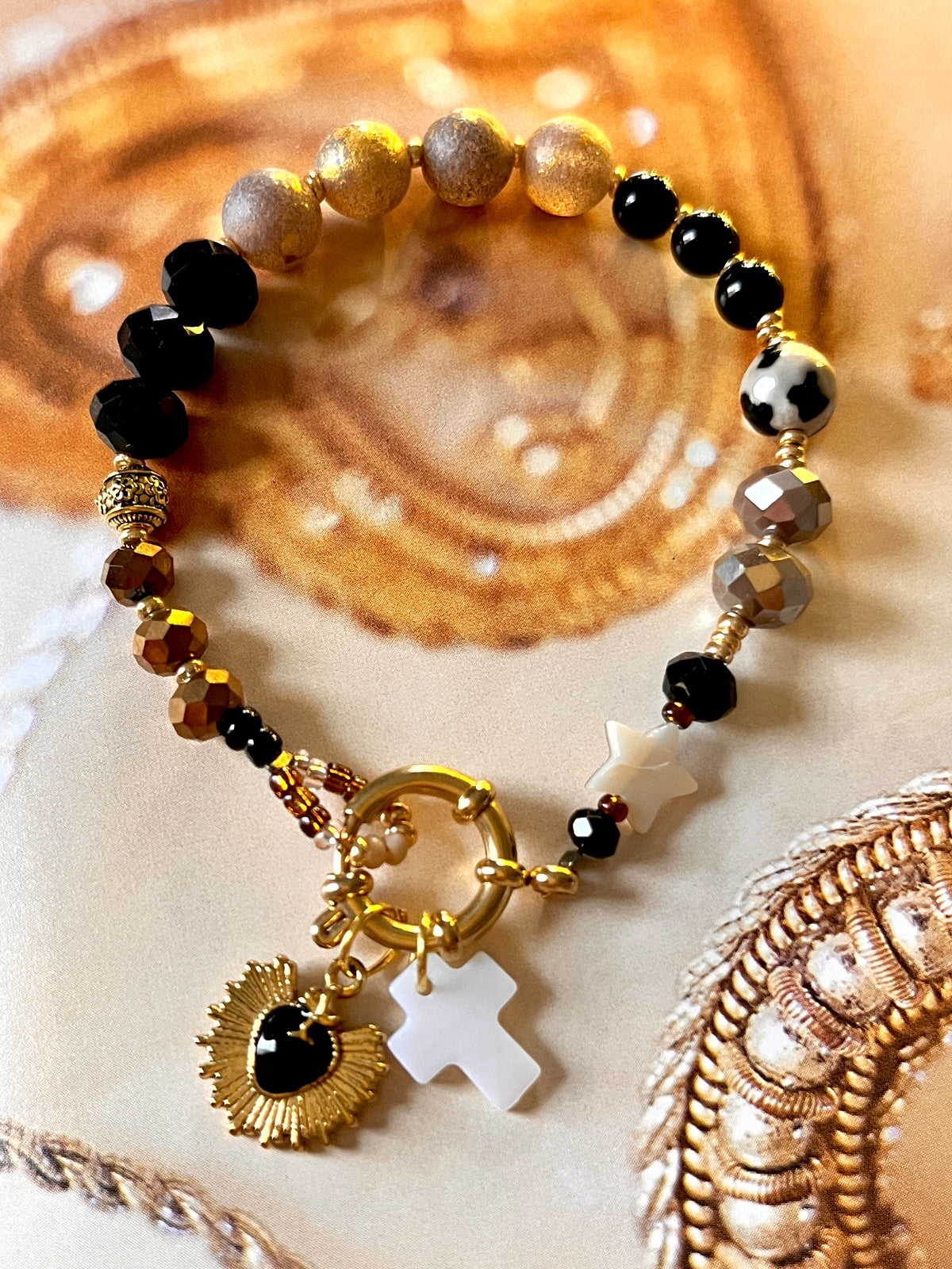 Smile N. – Bracelet perles fermoir et charm's Noirs Arastuce