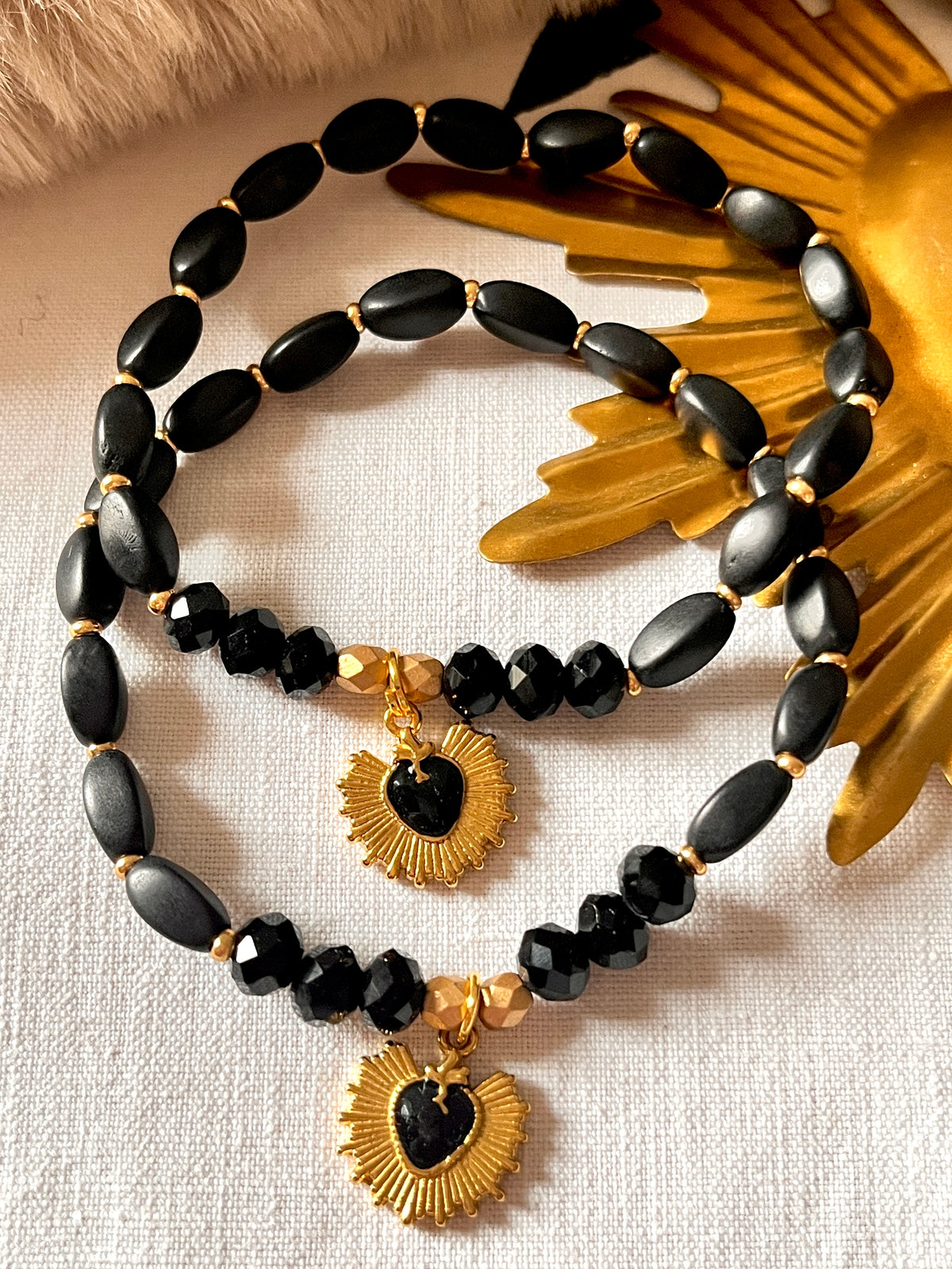Coraly – Bracelet perles chapelet & coeur ex voto noir Arastuce
