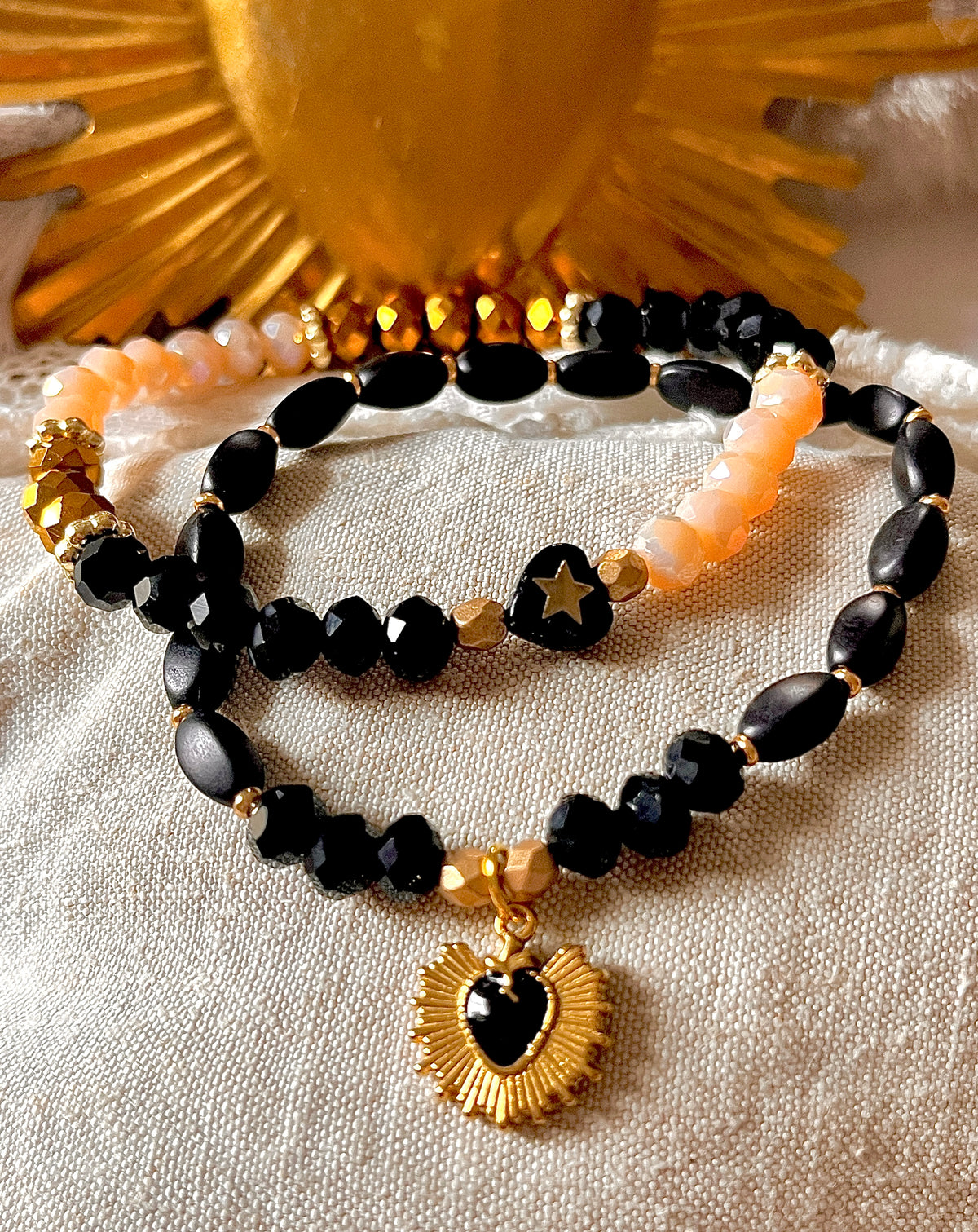Coraly – Bracelet perles chapelet & coeur ex voto noir Arastuce