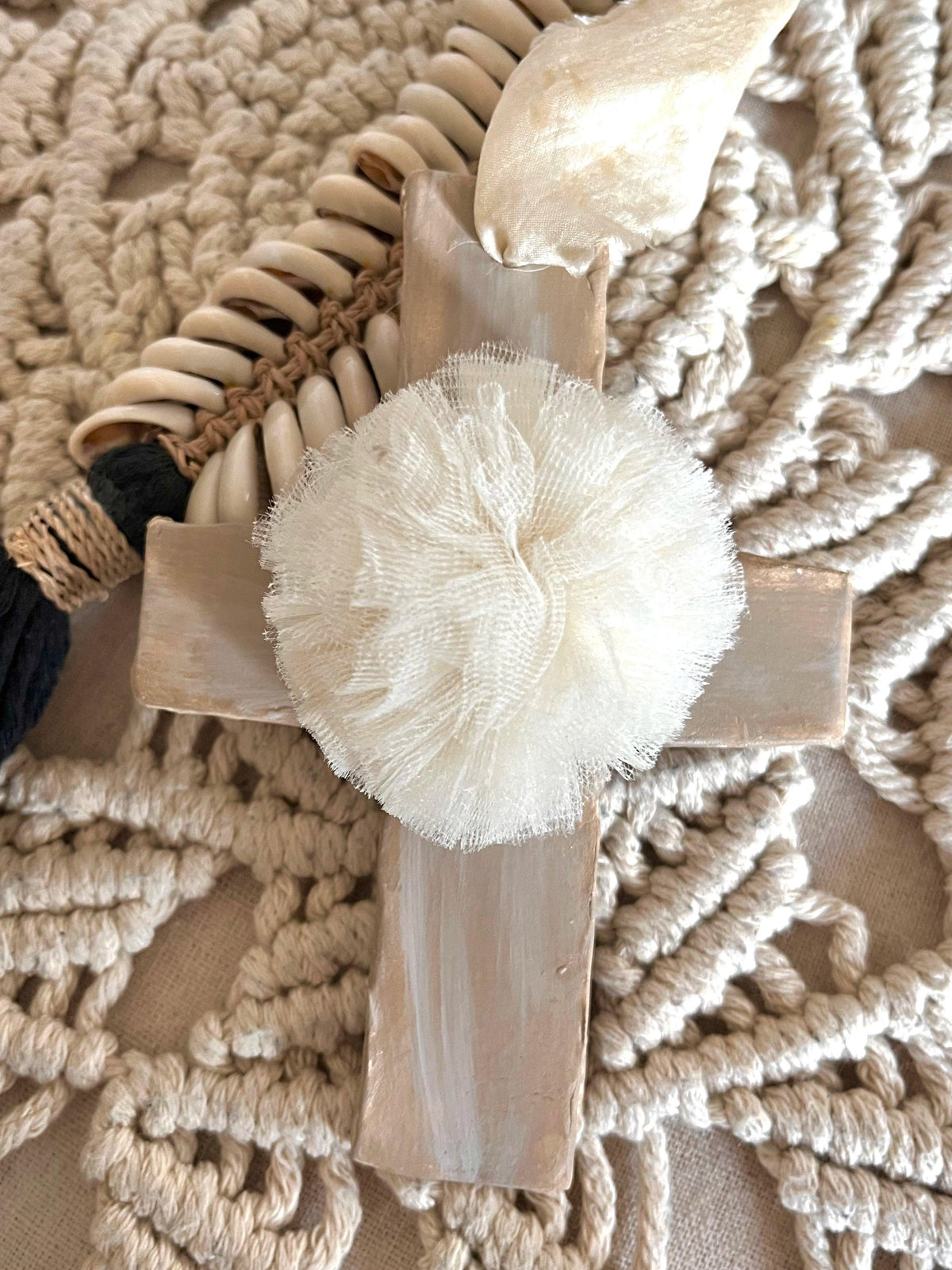 Croix Pompon de tulle – Objet déco Arastuce