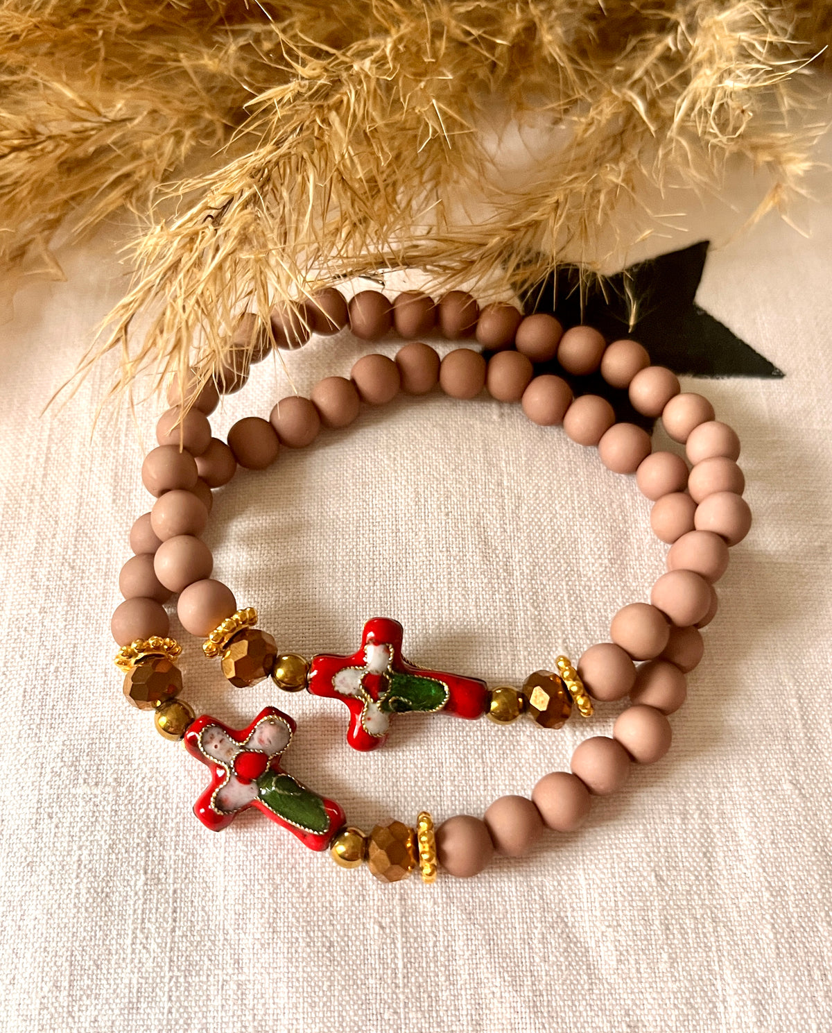 Jany – Bracelet croix fleuri rouge Arastuce