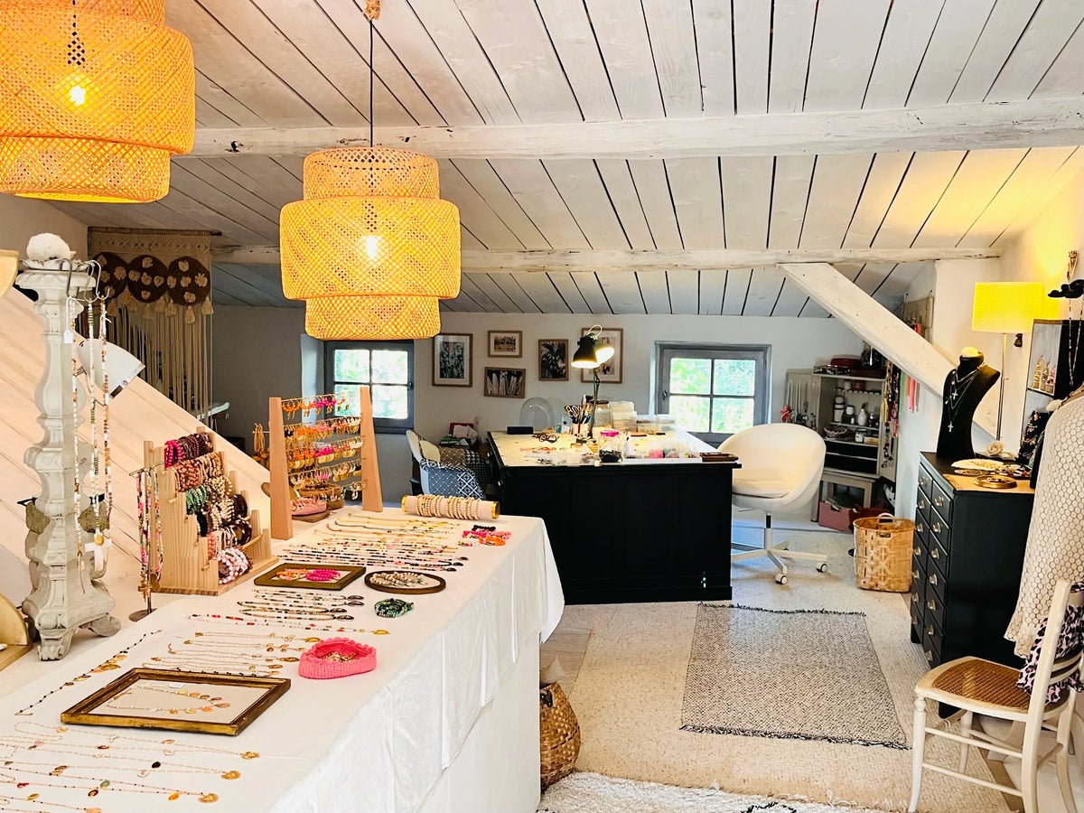 Pourquoi les bijoux en petites séries sont meilleurs pour l’environnement et ton style Arastuce