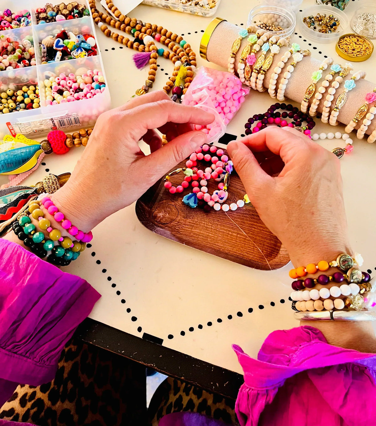 “Interview avec une créatrice de bijoux artisanaux : symboles, matières et émotions” Arastuce