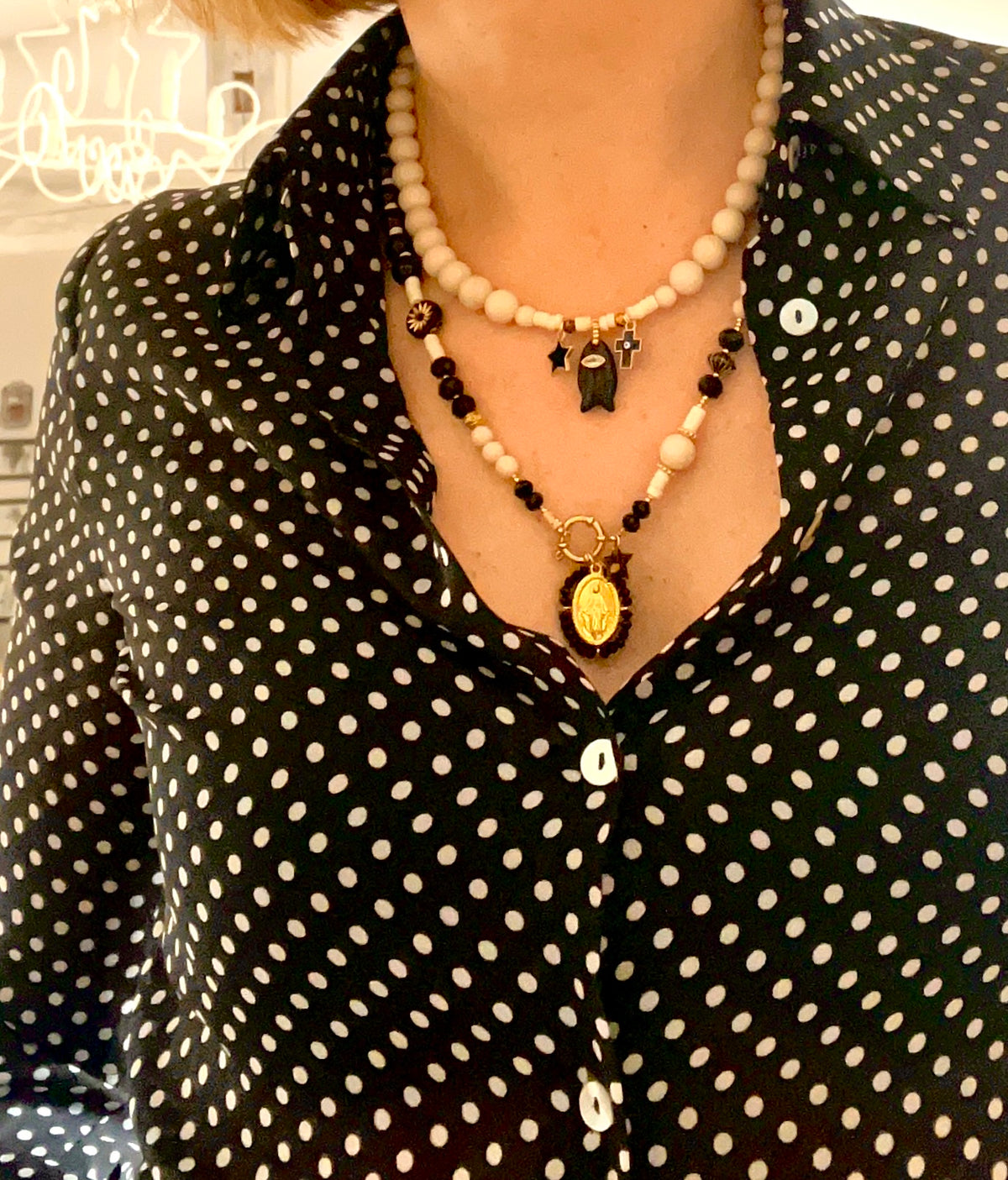 Arun- Collier noir et ivoire et sa médaille perlée Ma boutique