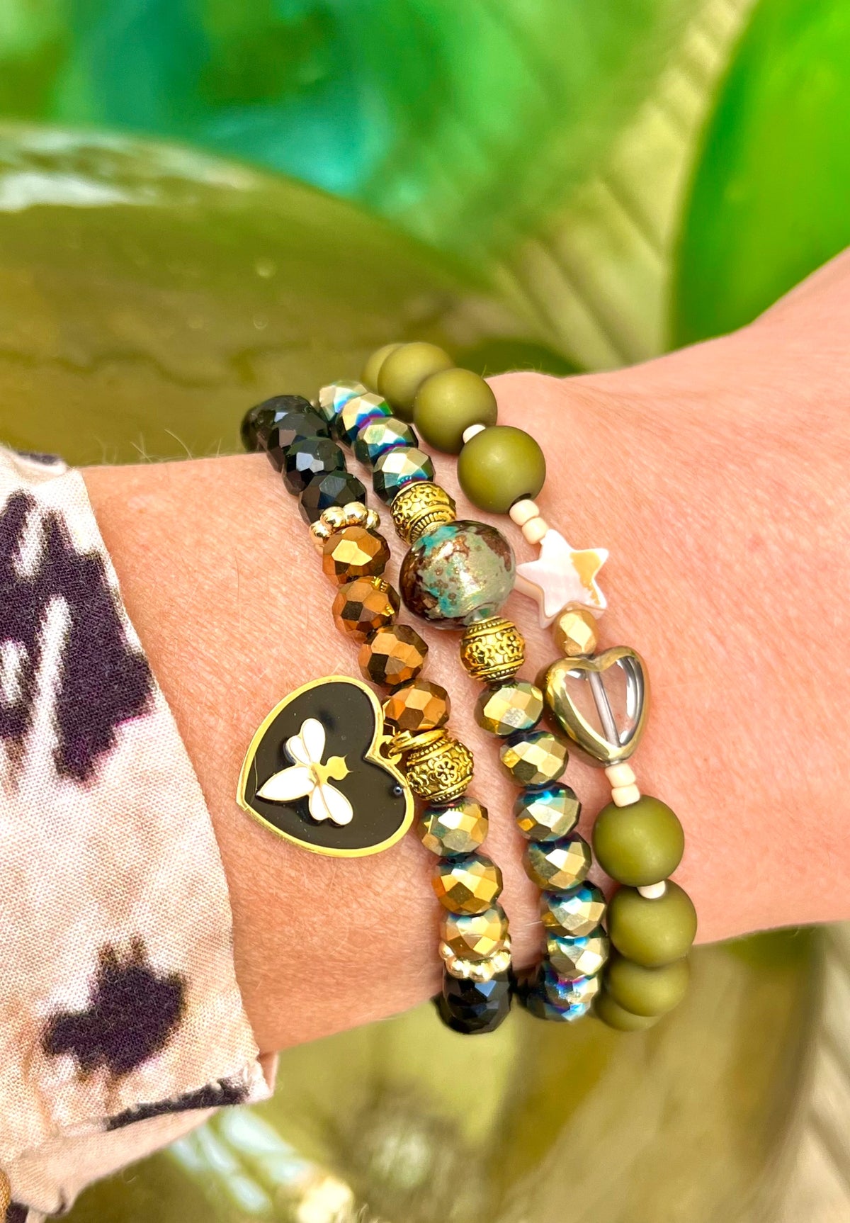Bee – Bracelet abeille en perles facettes & cœur émaillé Arastuce