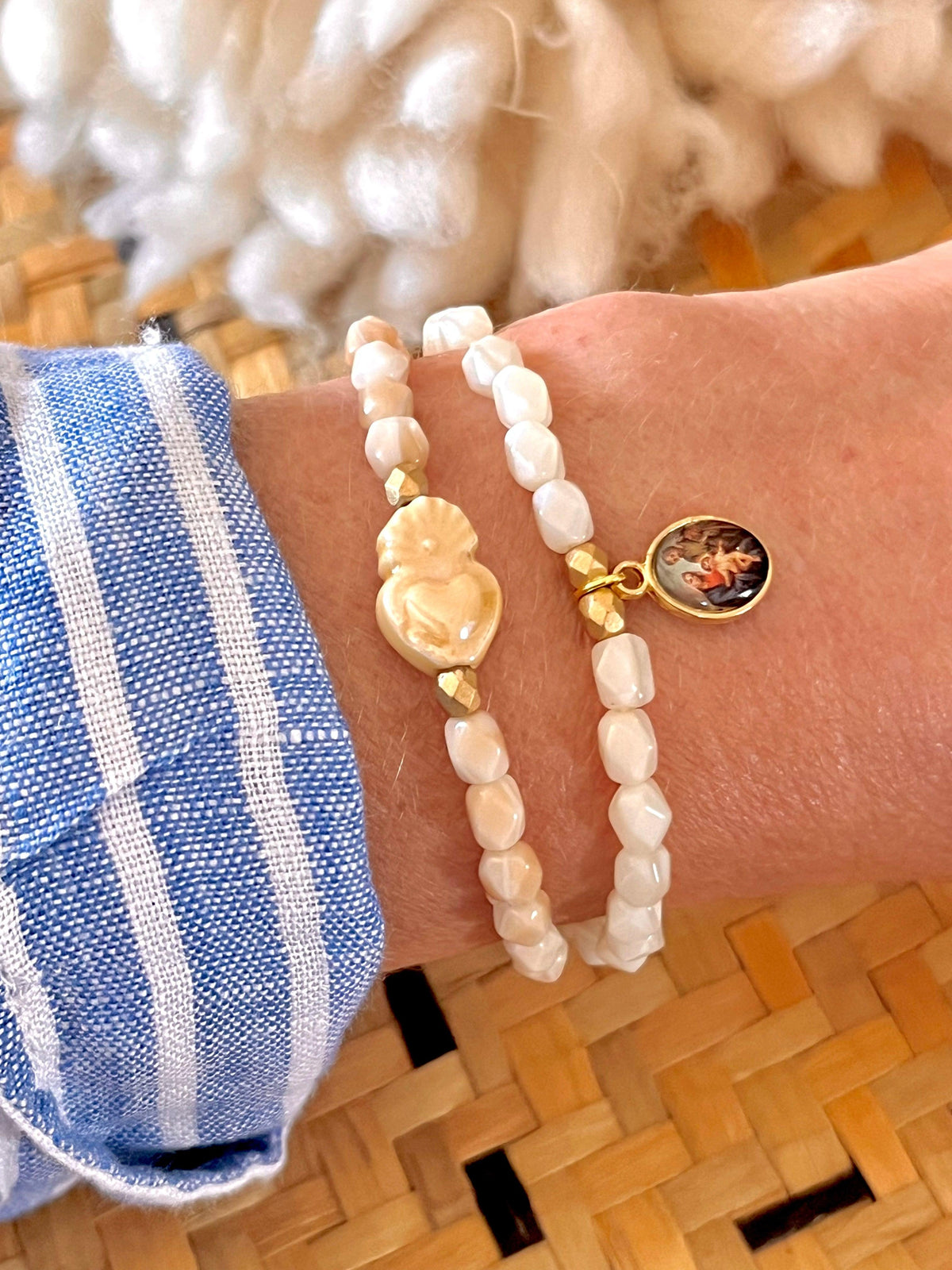 Cœur Sacré – Bracelet perles anciennes beige & faïence Arastuce