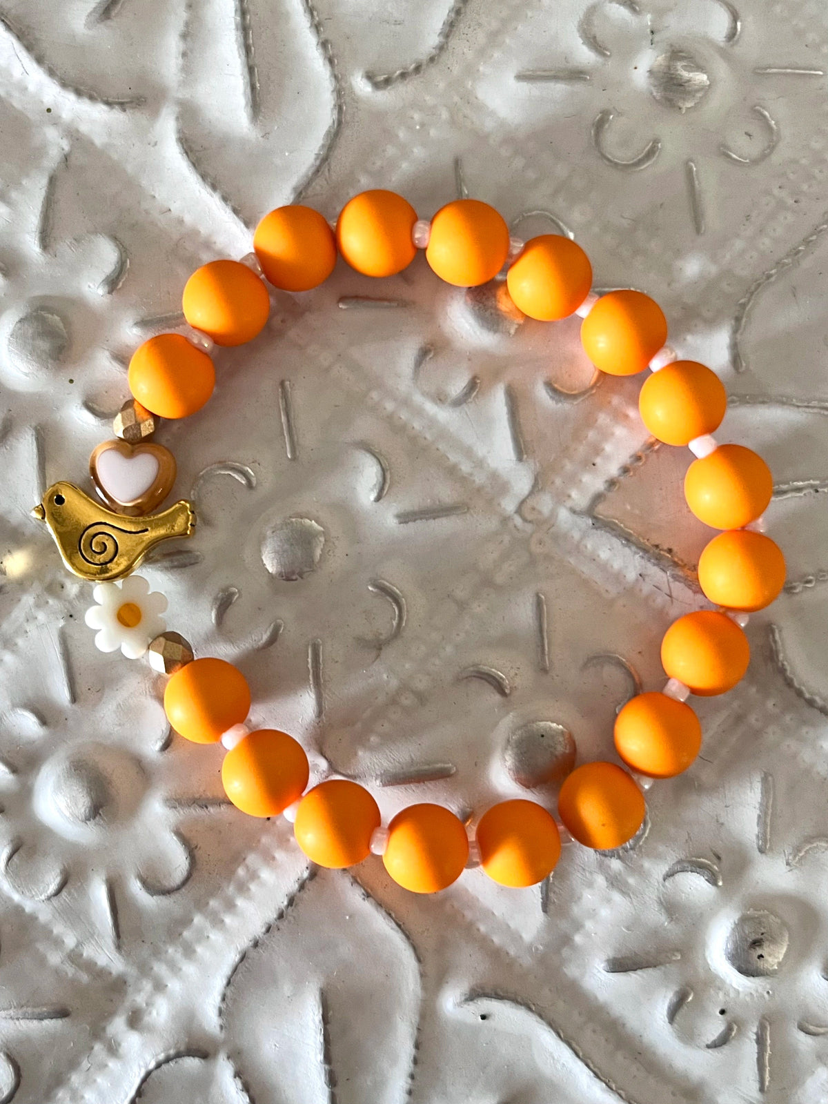 Roméo - Bracelet orange vif et perles symboliques Arastuce