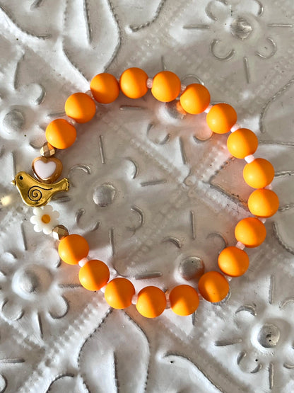 Roméo - Bracelet orange vif et perles symboliques Arastuce