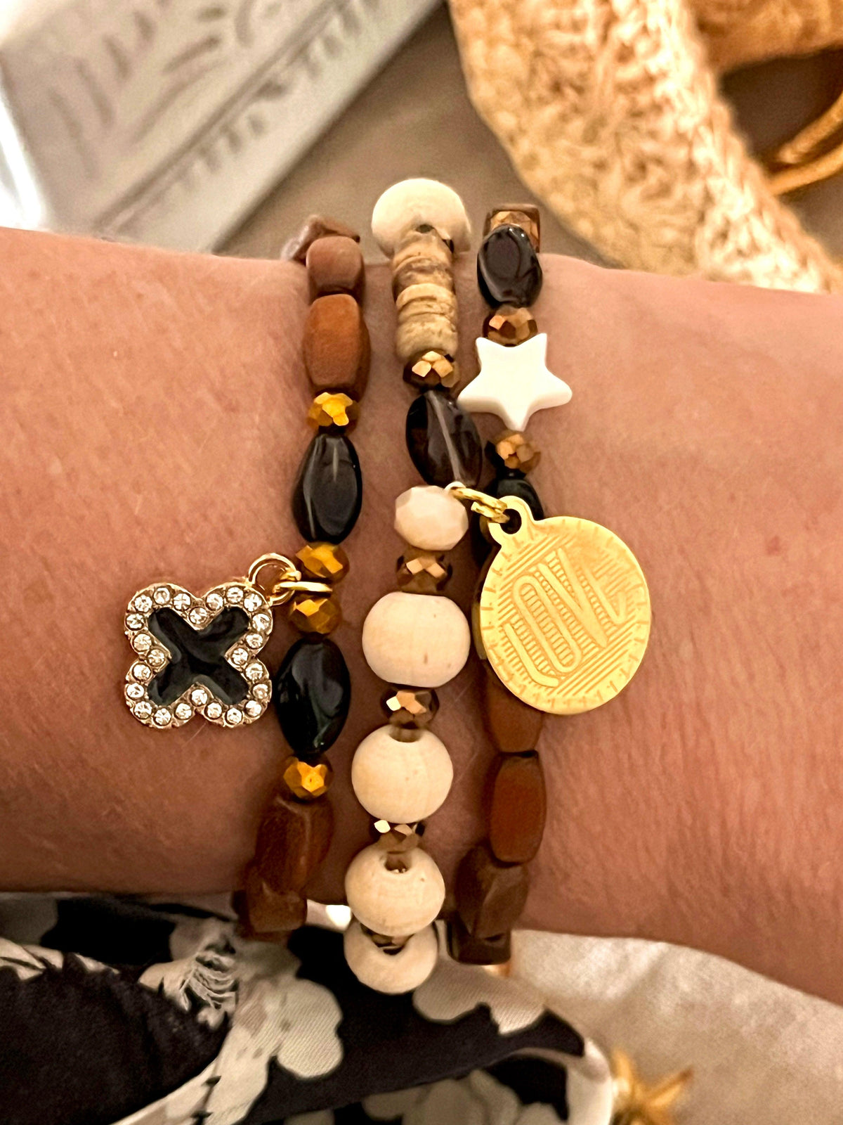 Christy Noir – Bracelet perles anciennes & croix strassée Arastuce