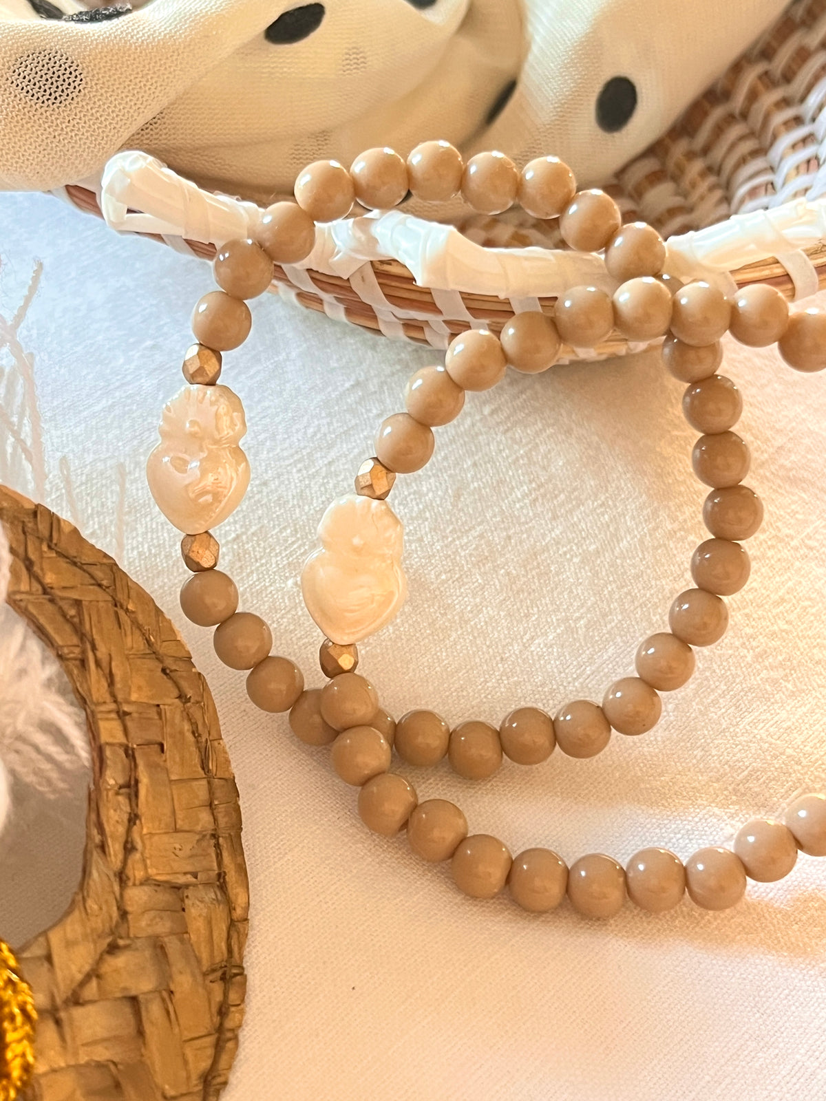 Milo – Bracelet perles mastic et coeur sacré faïence blanc Arastuce