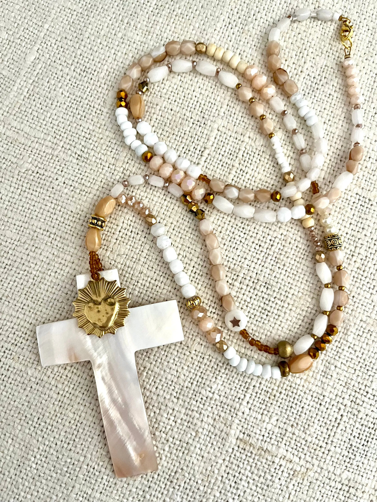 INÈS – Sautoir croix en nacre naturelle Ma boutique