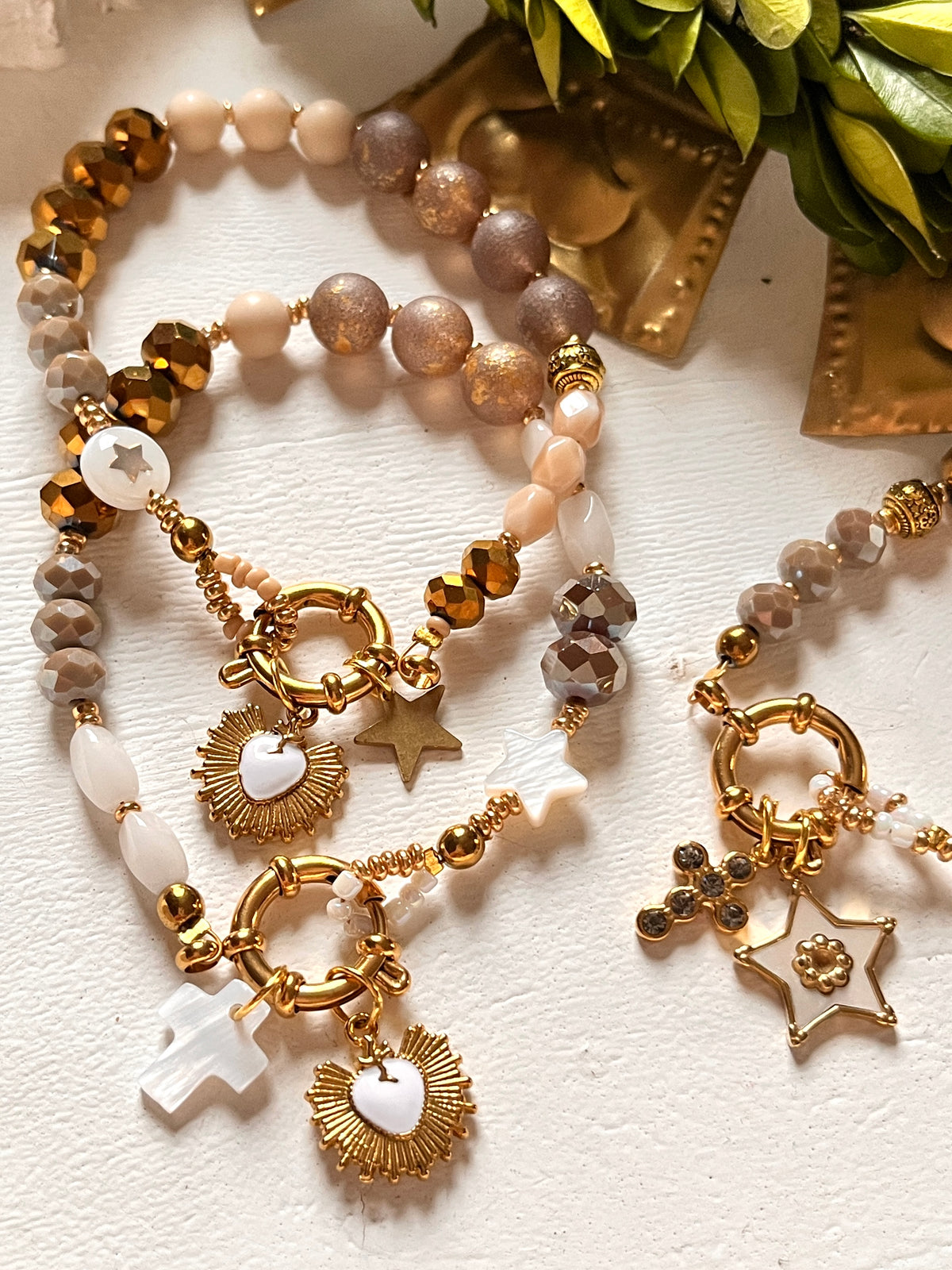 Smile B. – Bracelet perles fermoir et charm's Blancs Arastuce