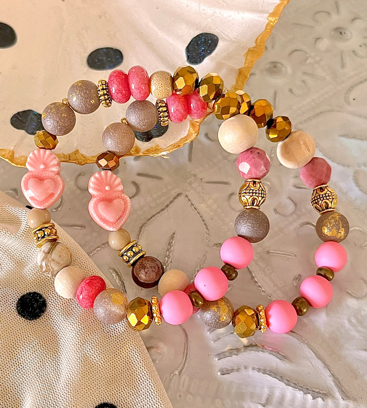 Socco Rose – Bracelet multi perles et son coeur sacré rose Arastuce