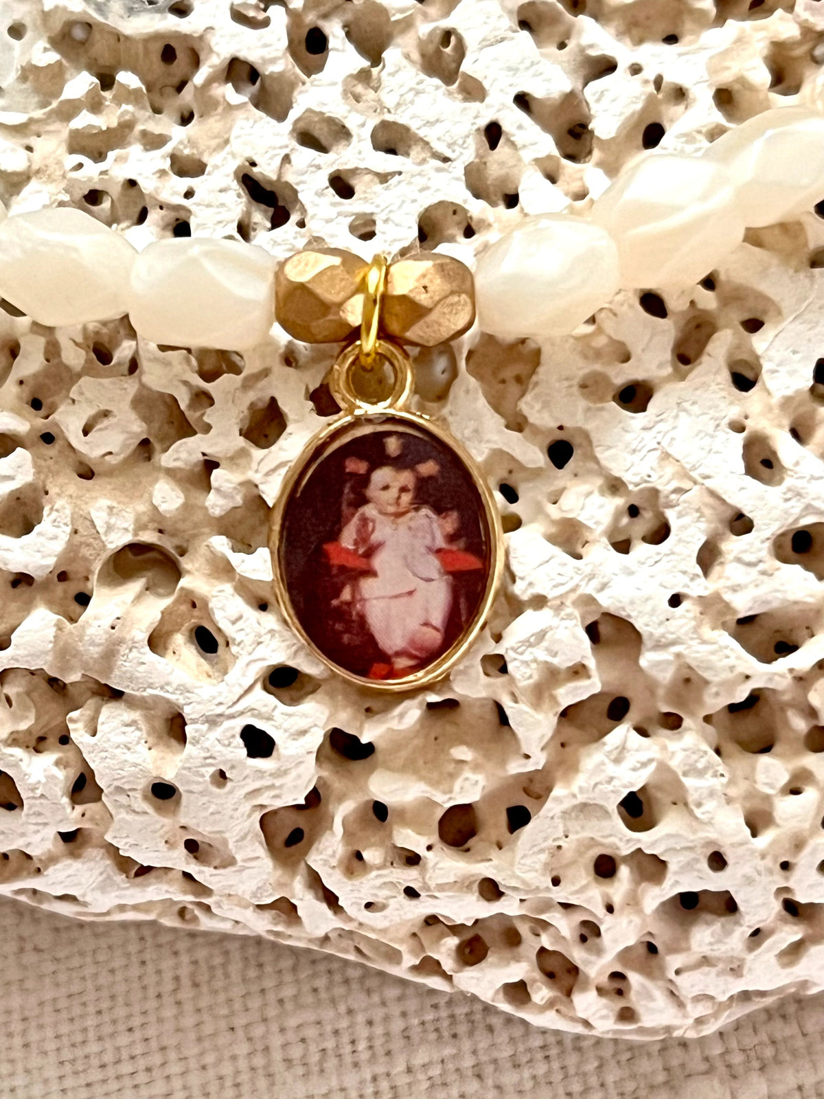 Médali - Bracelet en perles de nacre et médaille dorée Arastuce