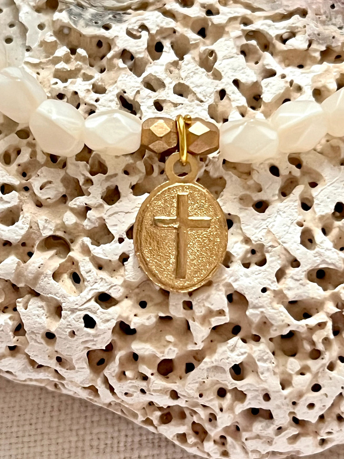 Médali - Bracelet en perles de nacre et médaille dorée Arastuce