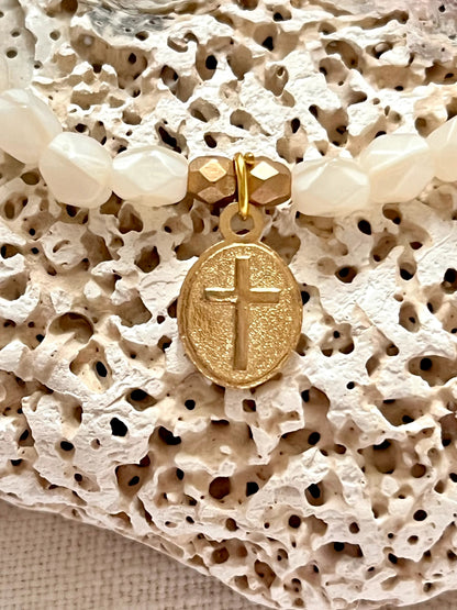 Médali - Bracelet en perles de nacre et médaille dorée Arastuce