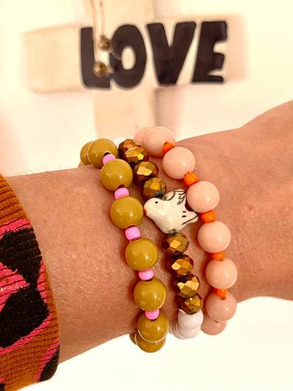 ZIGGY Olive – Bracelet perle olive & détail rose bonbon Arastuce