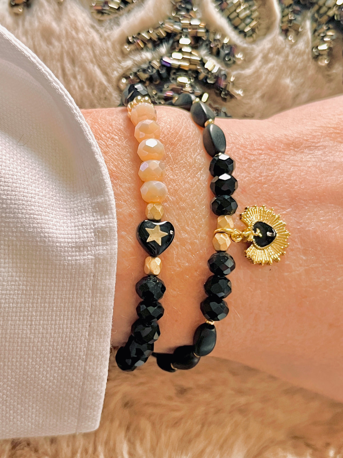 Coraly – Bracelet perles chapelet & coeur ex voto noir Arastuce