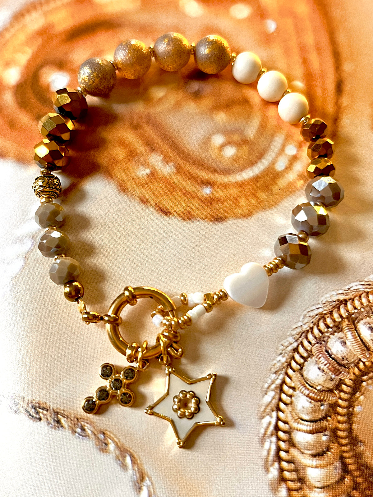 Smile B. – Bracelet perles fermoir et charm's Blancs Arastuce