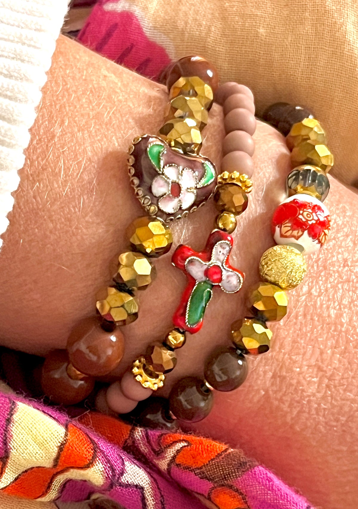 Jany – Bracelet croix fleuri rouge Arastuce