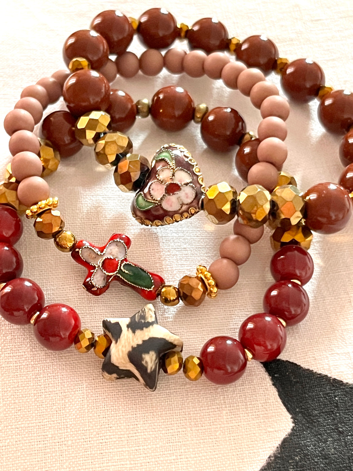 Léo - bracelet perles chocolat, bordeaux & étoile fauve Arastuce