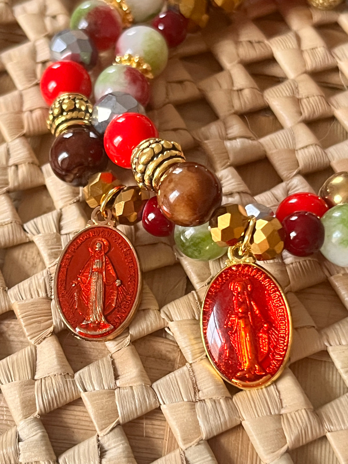 Madone rouge – Bracelet multi perles & médaille vierge rouge Arastuce