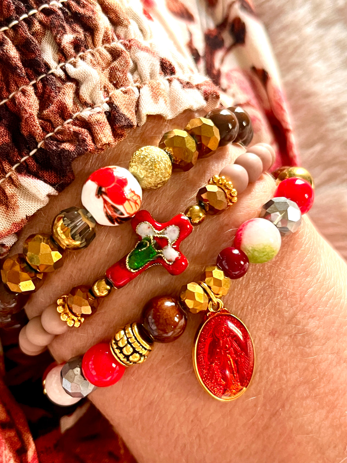 Madone rouge – Bracelet multi perles & médaille vierge rouge Arastuce