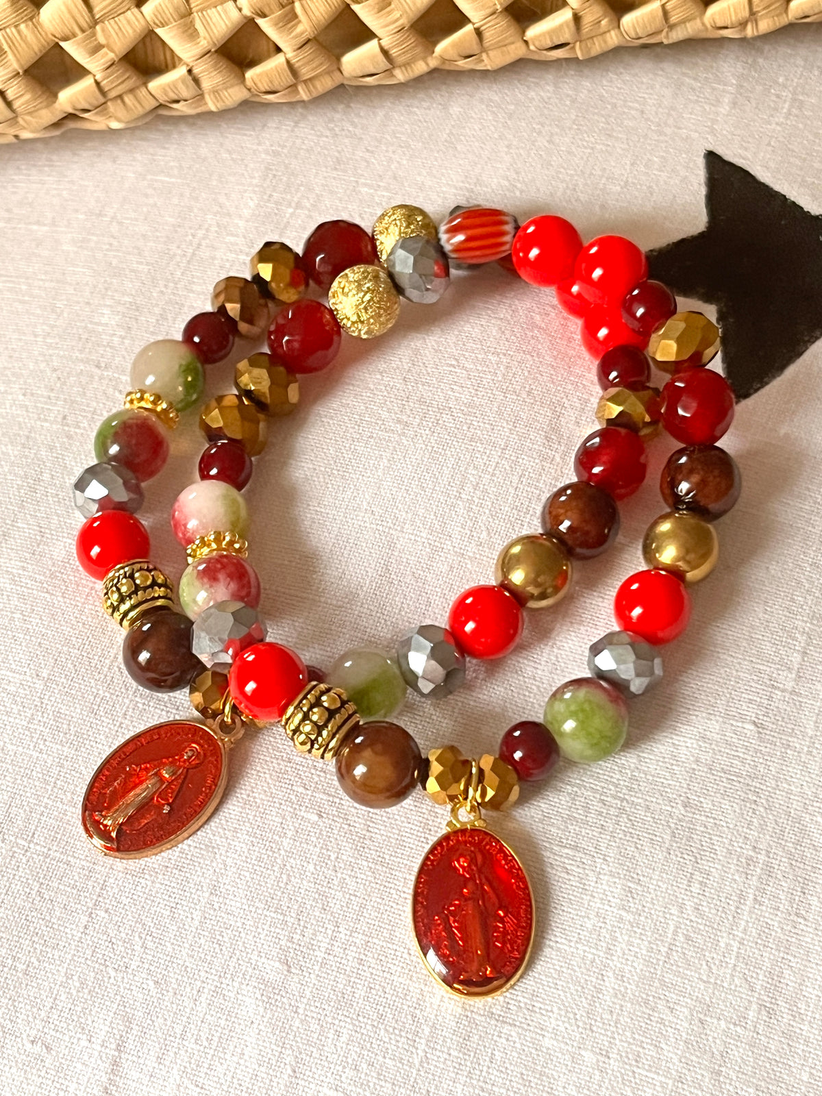 Madone rouge – Bracelet multi perles & médaille vierge rouge Arastuce