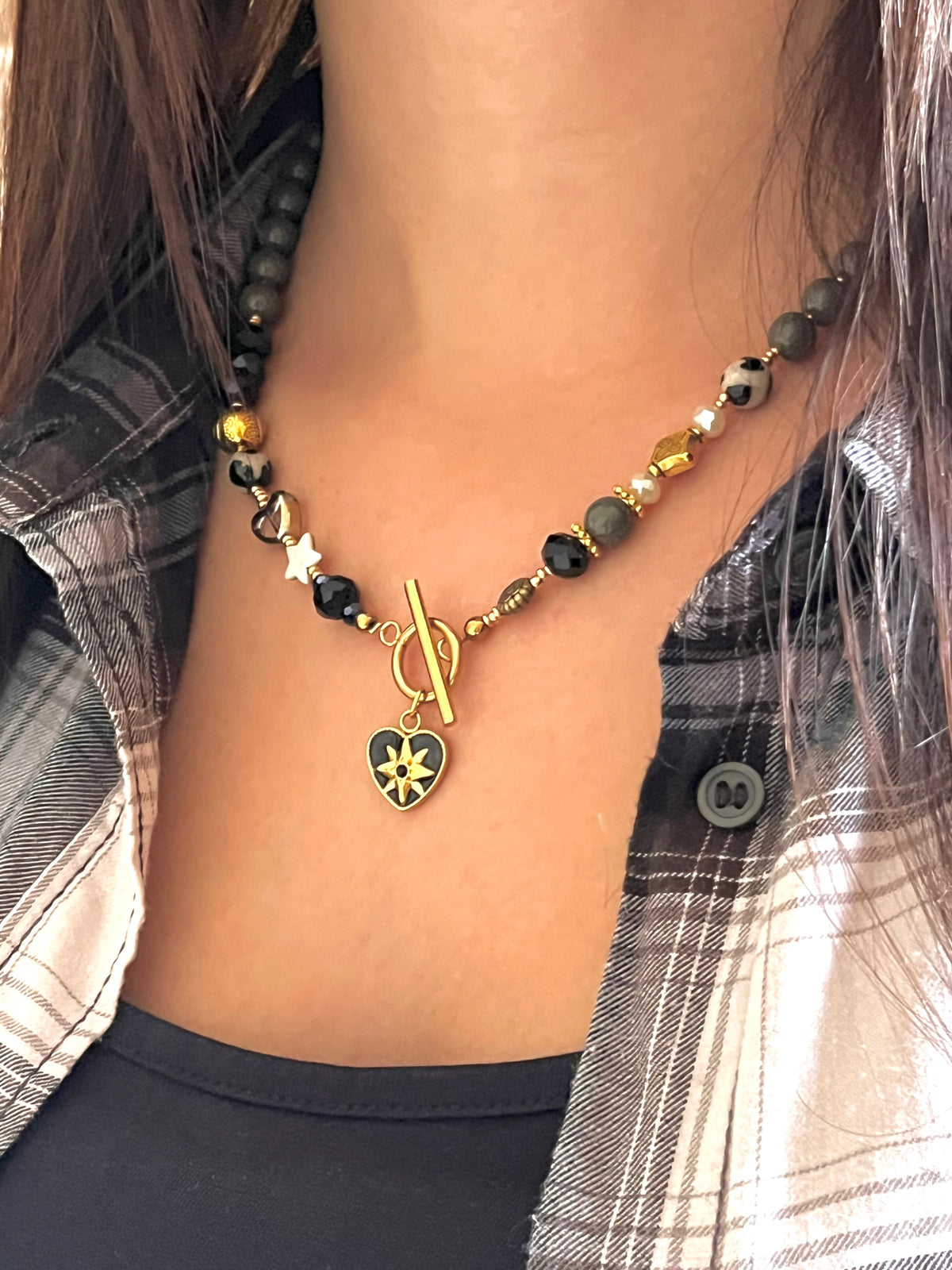 So chic - ras-de-cou gris au fermoir tendance Ma boutique